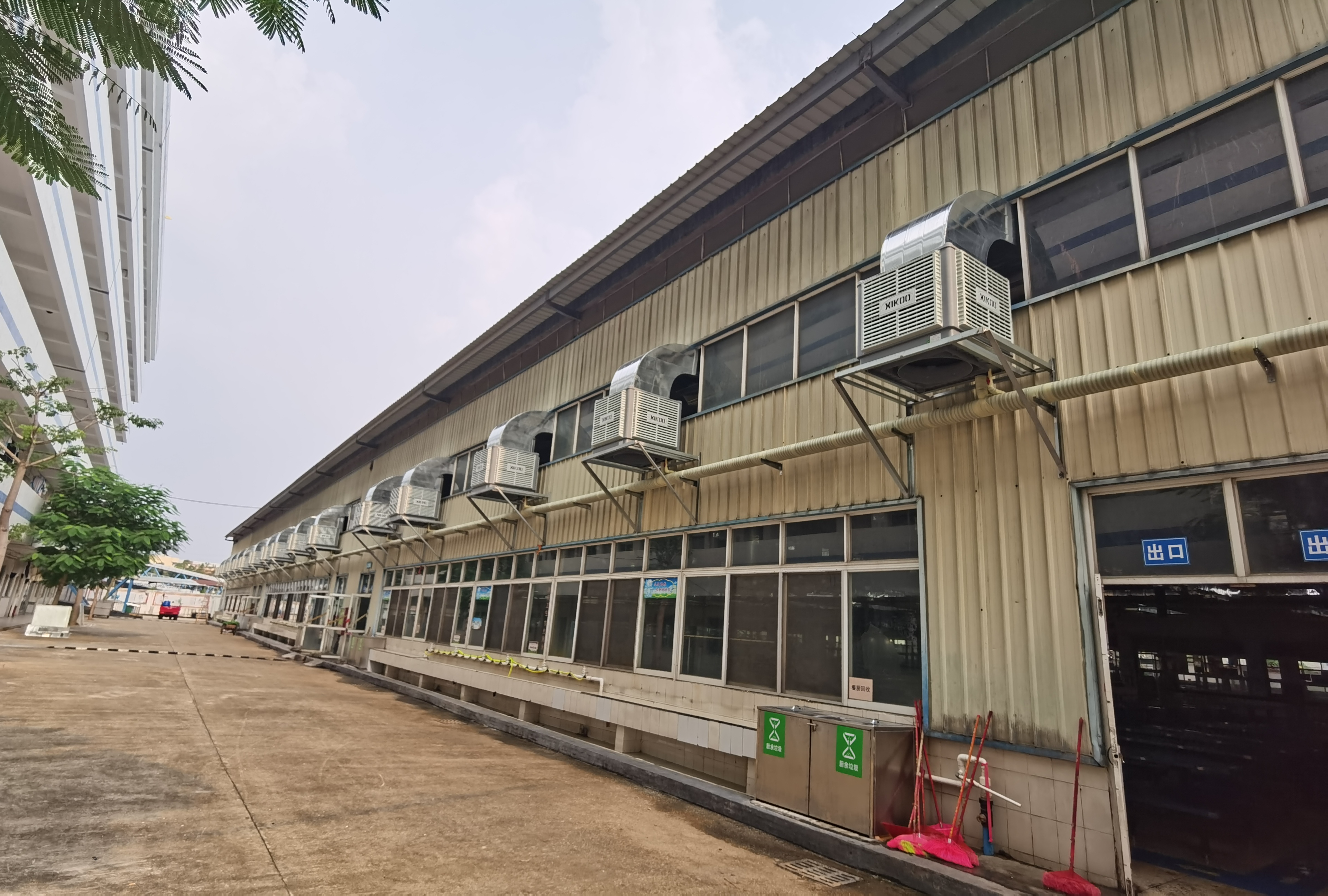 Konbyen degre yon XIKOO EVAPORATIVE AIR COOLER ak chiller ka diminye?