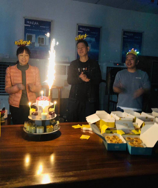 Uzņēmuma Xikoo darbinieku dzimšanas dienas ballīte decembrī, novēlu jums visiem daudz laimes dzimšanas dienā un labu veselību.