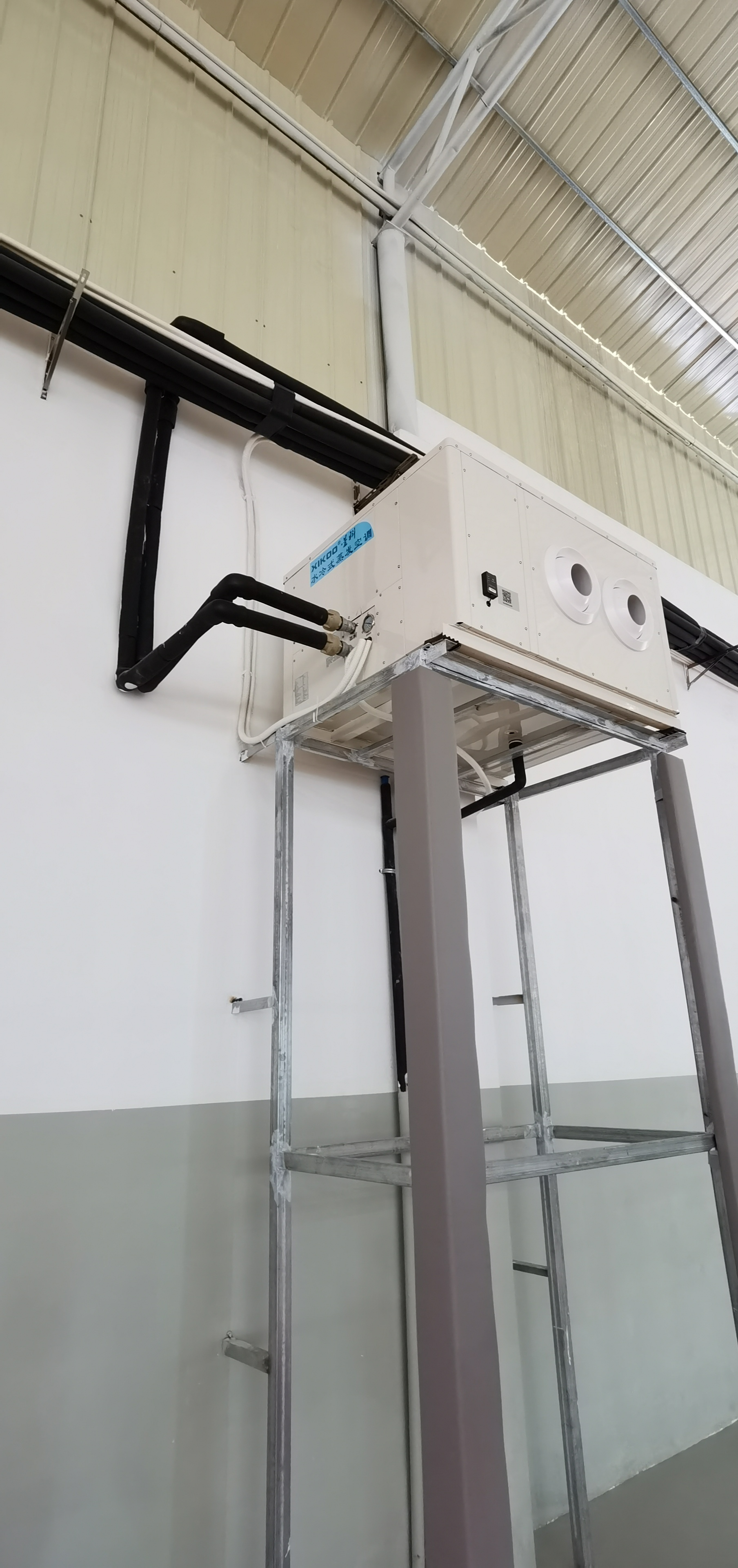 What is the cooling effect of using evaporative air conditioners in basketball courts?