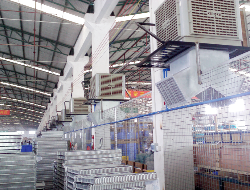 Installa apparat li jkessaħ l-arja industrijali ġewwa jew barra?