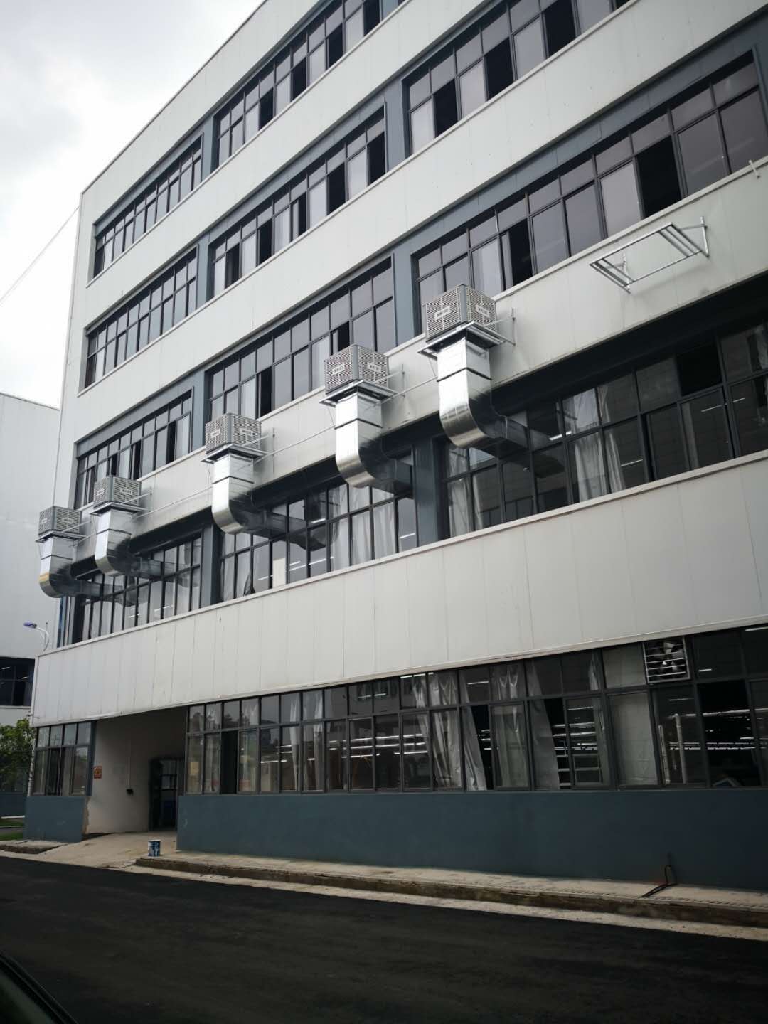 なぜ無塵作業場には蒸発冷却器を設置して冷却することができないのでしょうか？