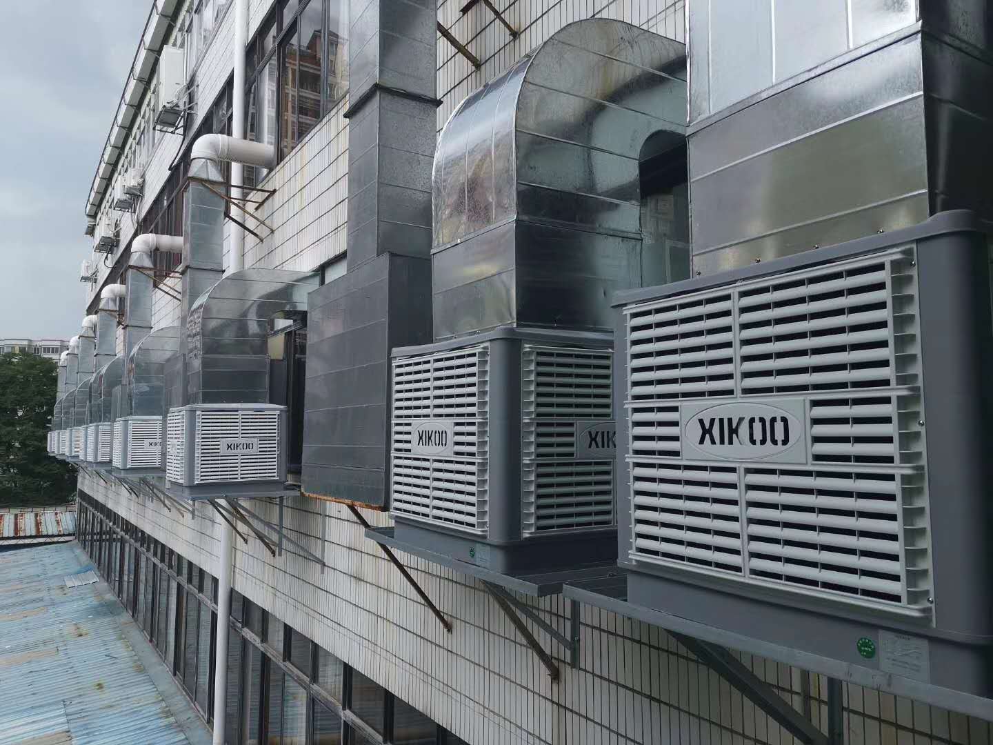 Existe-t-il un moyen de refroidir la température dans un grand bâtiment d’usine avec une faible consommation d’énergie ?