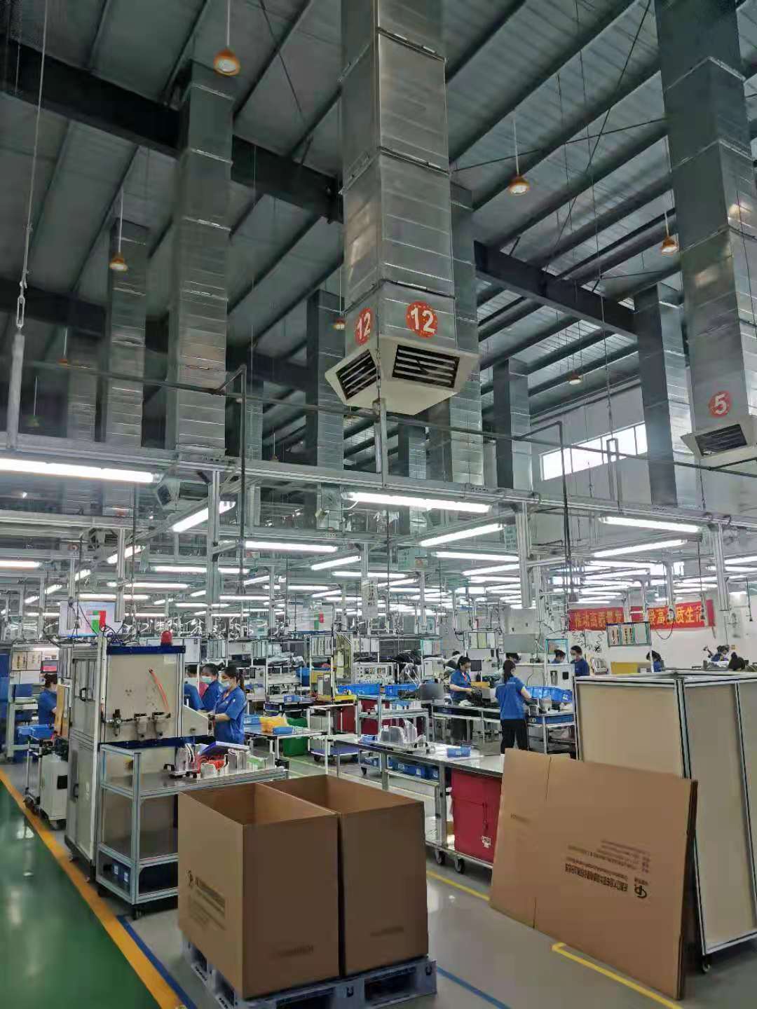 Hobe al da aire hozkailu industriala alboko horman edo teilatuan instalatzea?